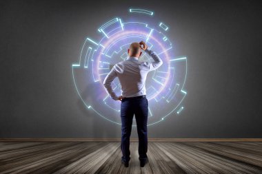 İşadamı dijital duvar önünde
