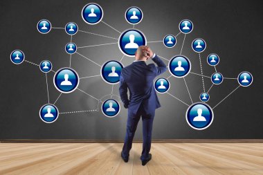 İşadamı dijital duvar önünde