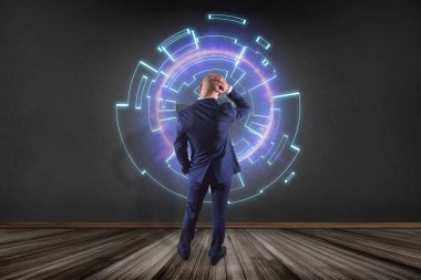 İşadamı dijital duvar önünde