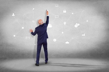 İşadamı dijital duvar önünde