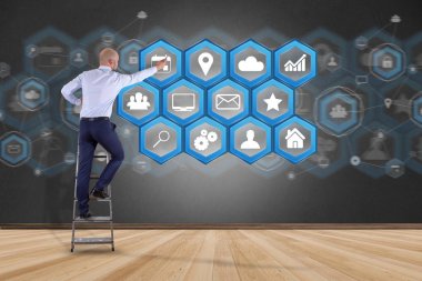 İşadamı dijital duvar önünde