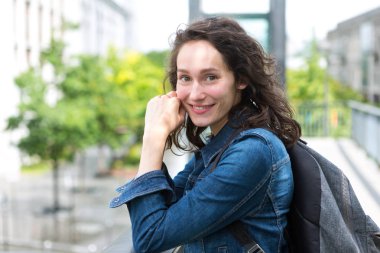 sırt çantası ile genç bir öğrenci