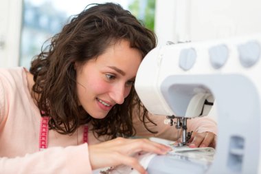 moeder dochter gebruik naaimachine kijken