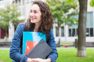 sırt çantası ile genç bir öğrenci