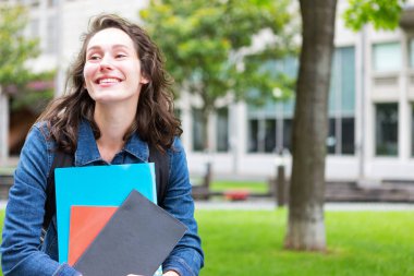 sırt çantası ile genç bir öğrenci