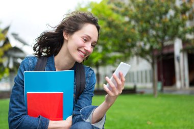 sırt çantası ile genç bir öğrenci