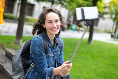 sırt çantası ile genç bir öğrenci