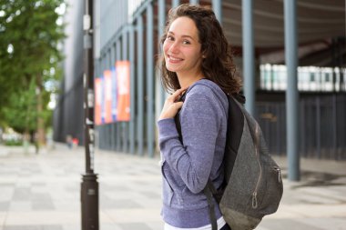 sırt çantası ile genç bir öğrenci