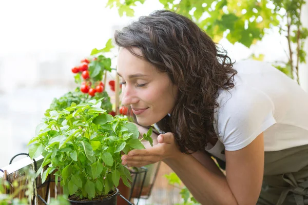 女性の植物の世話 — ストック写真