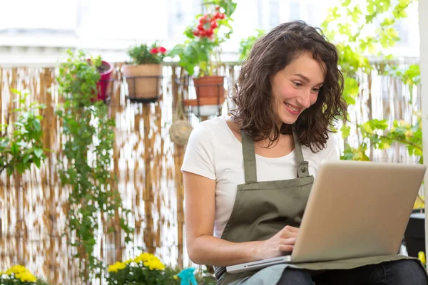 Mulher cuidando da planta — Fotografia de Stock