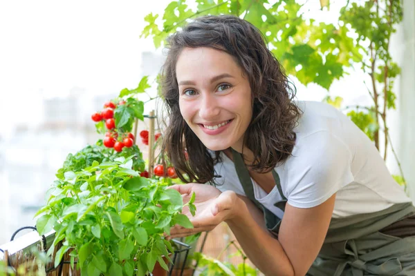 Mulher cuidando da planta — Fotografia de Stock