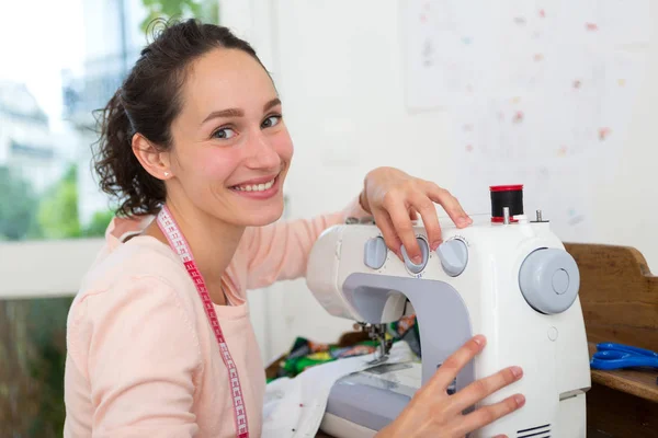 Жінка використовує швейну машину — стокове фото