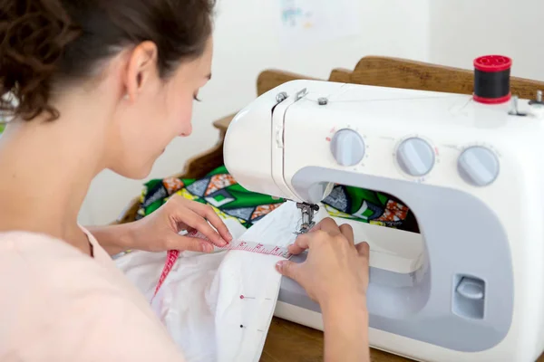 Mujer usando máquina de coser —  Fotos de Stock