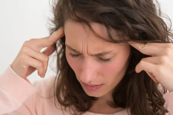 Kvinnan som har huvudvärk — Stockfoto