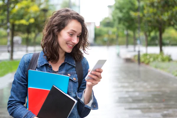 Junge Studentin mit Rucksack — Stockfoto