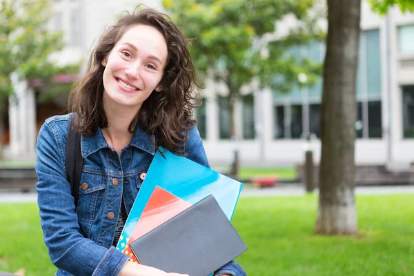 Joven estudiante con mochila — Foto de Stock