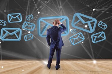 işadamı bir duvarın önünde 