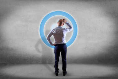 işadamı bir duvarın önünde 