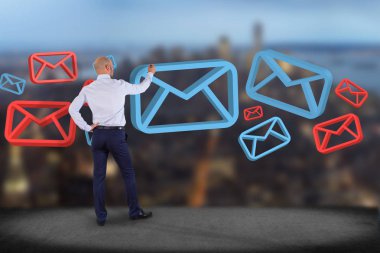 işadamı bir duvarın önünde 