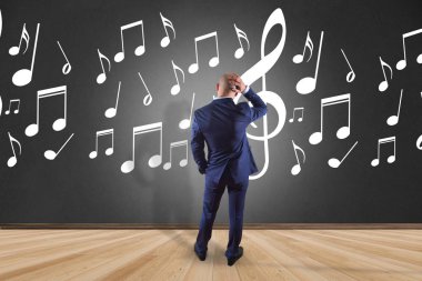 işadamı bir duvarın önünde 