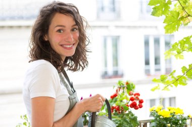 Kadın sulama domates 