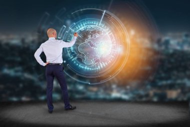 Bir duvar bir küre iletişim ile önünde işadamı