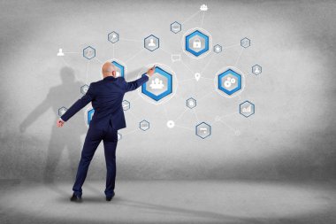 İşadamı bir iş ağ bağlantısı olan bir duvar önünde