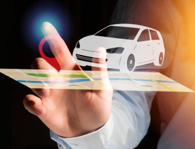 Araba ile pim tutucu bir harita üzerinde