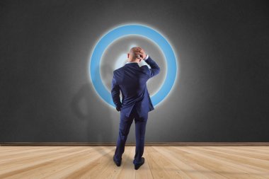 Güç düğmesi simgesi olan bir duvarın önünde işadamı