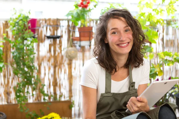 Genç kadın onun tablet onun şehir Bahçe balkon kullanma