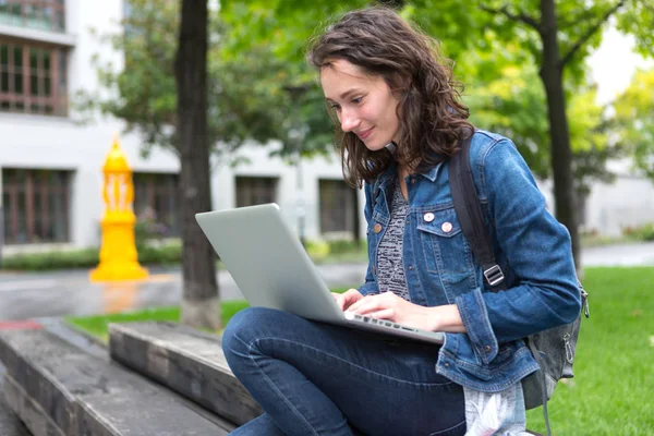 Porträtt av en ung student med ryggsäck — Stockfoto