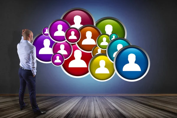 İşadamı kişi simgeler grubunu bir duvarla önünde