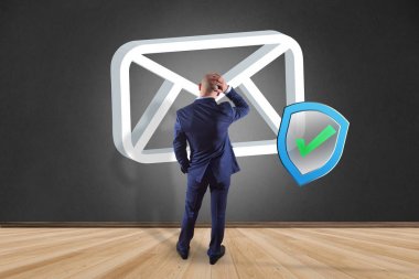 İşadamı onaylandı ve doğrulanmış e-posta ile bir duvar önünde 