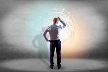 İşadamı uluslararası ağ olmadığında bir duvarla önünde