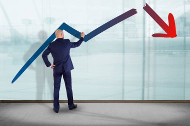 İşadamı bir iş ok kırma çizim bir duvar önünde