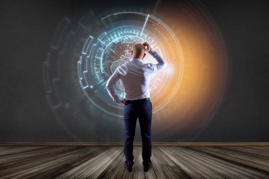 Internatibusinessman bir dünya communicat bir duvar önünde