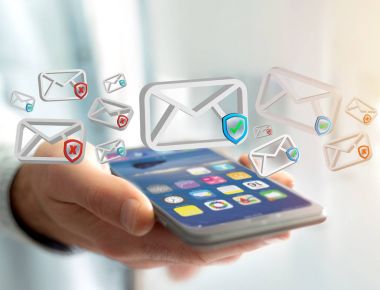 Fütüristik bir interf üzerinde görüntülenen onaylı e-posta ve spam mesaj