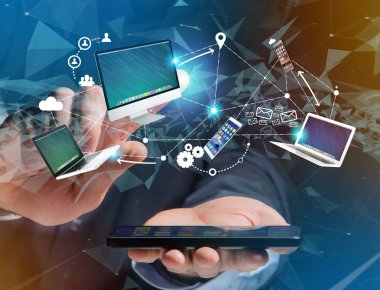 Bilgisayarı ve aygıtları ile fütüristik bir arabiriminde görüntülenen