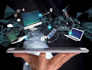 Bilgisayarı ve aygıtları ile fütüristik bir arabiriminde görüntülenen