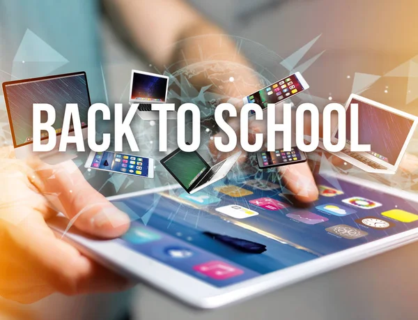 Volver al título de la escuela rodeada de dispositivo como smartphone, tableta —  Fotos de Stock