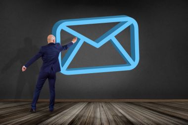 İşadamı görüntülenen mavi e-posta simgesi olan bir duvarın önünde 
