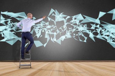 İşadamı soyut üçgen görüntülenen bir duvarla önünde 