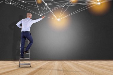 İşadamı bir duvar ile Web işletim sistemi perde önünde 