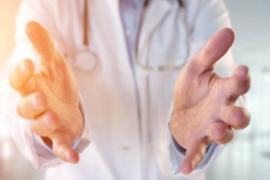 Hastanede boş bir el veren doktor