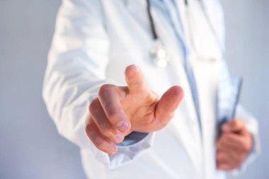 Doktor bir renk arka plan üzerinde onun parmak işaret