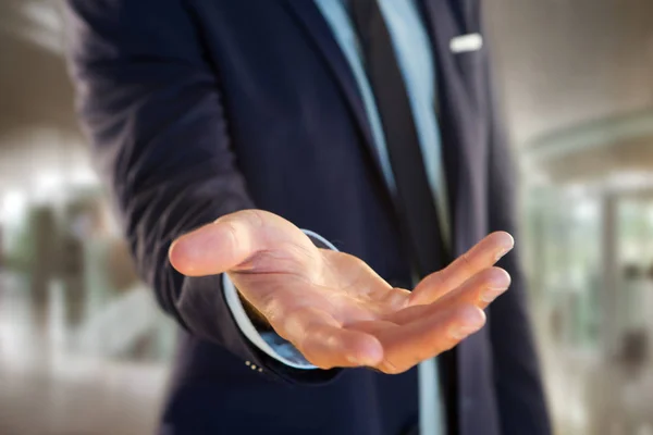 Zakenman, geven een lege hand op kantoor — Stockfoto