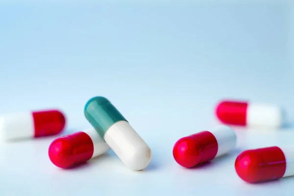 Pílulas de saúde médica isoladas em um fundo — Fotografia de Stock