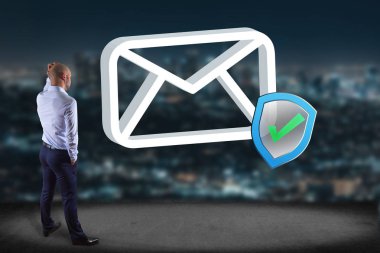 İşadamı onaylandı ve doğrulanmış e-posta ile bir duvar önünde 