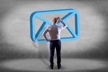 İşadamı görüntülenen mavi e-posta simgesi olan bir duvarın önünde 