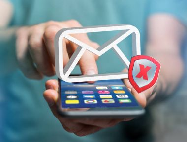 Spam bir futuristik bir arayüze üzerinde görüntülenen ileti e-posta simgesi - 